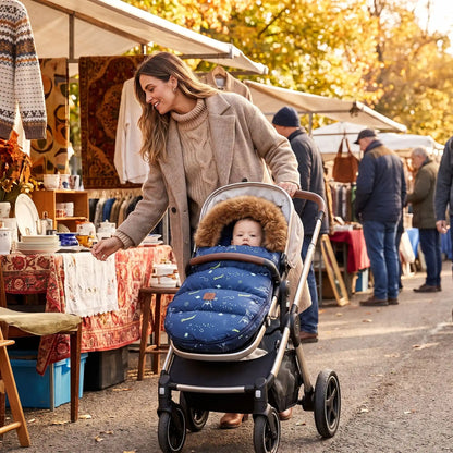 Maman au marché au puce avec bébé dans chancelière poussette
