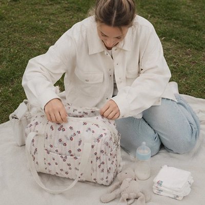 maman-au-parc-avec-sac-a-langer-model 2