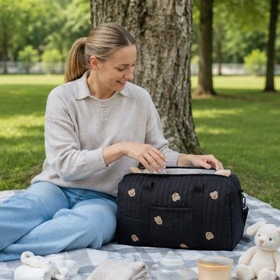 Maman-au-pique-nique avec sac à langer noir ours