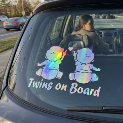Maman au volant avec bébés à bord​ twin en arrière