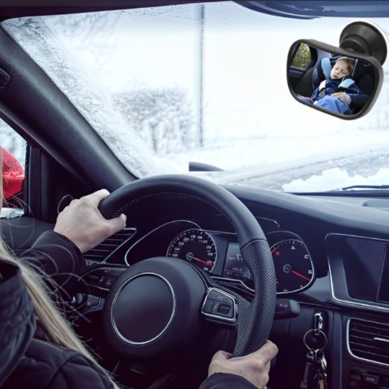 Maman au volant voit bébé à travers miroir voiture bébé