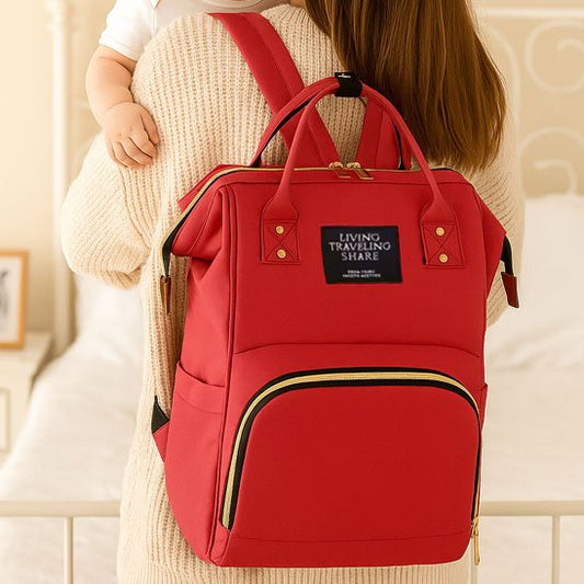  maman avec bébé à épaule porte sac à langer rouge