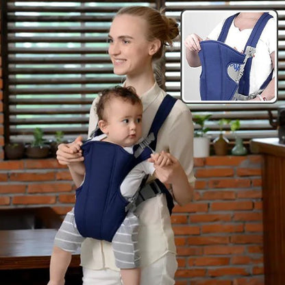 Maman avec bébé dans porte bébé bleu nuit