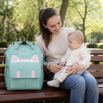 Maman avec sac  a langer a dos vert chat