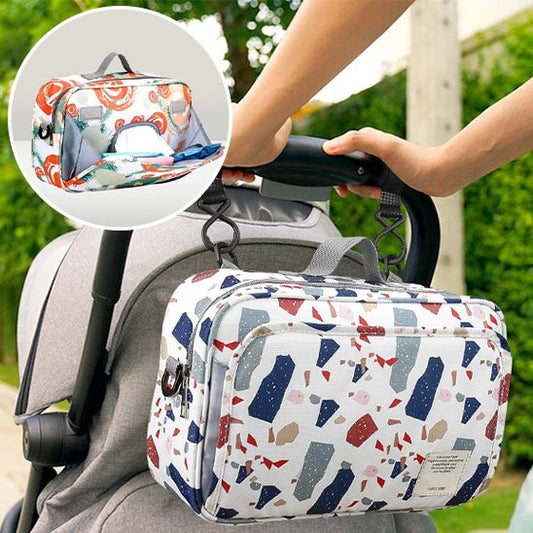  maman avec  sac à langer accroché à poussette