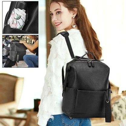 maman avec sac à langer noir au dos montrant rangement
