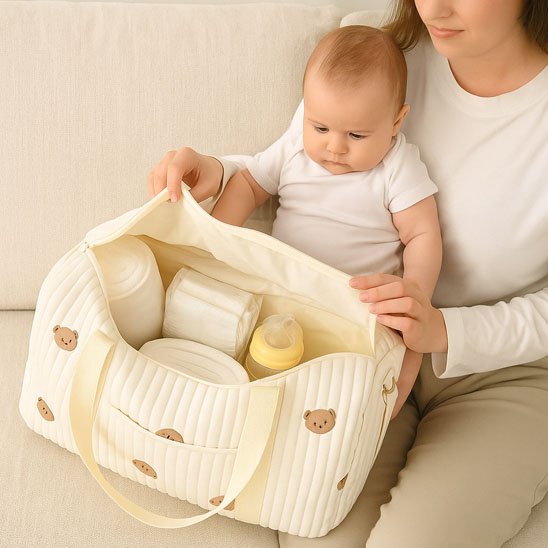 maman bébé assis avec sac à  langer ouvert pour rangement
