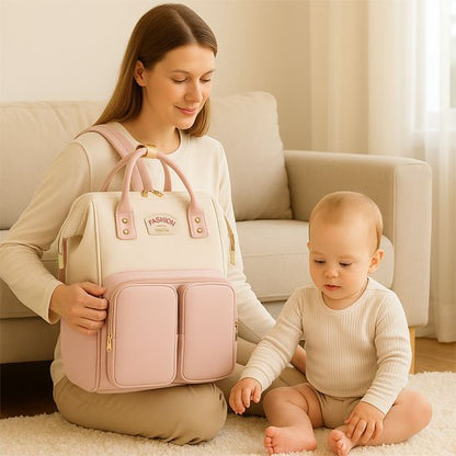 maman bébé assis près fauteuil sac à langer rose