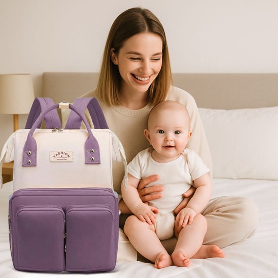 maman bébé assis sur lit sac à langer violet 