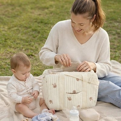 Maman bébé au parc avec sac à langer motif lapin
