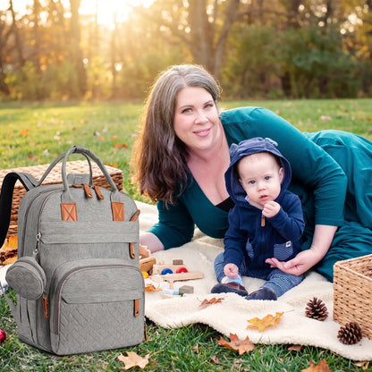 Maman bébé au parc mode détente avec sac a langer