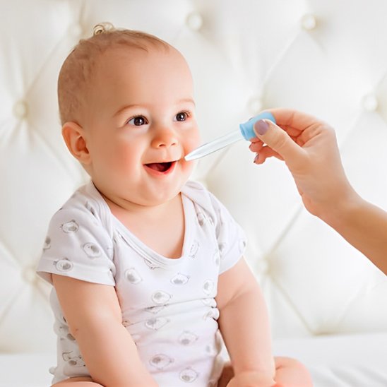 maman bébé avec mesurette de trousse de toilette bleu