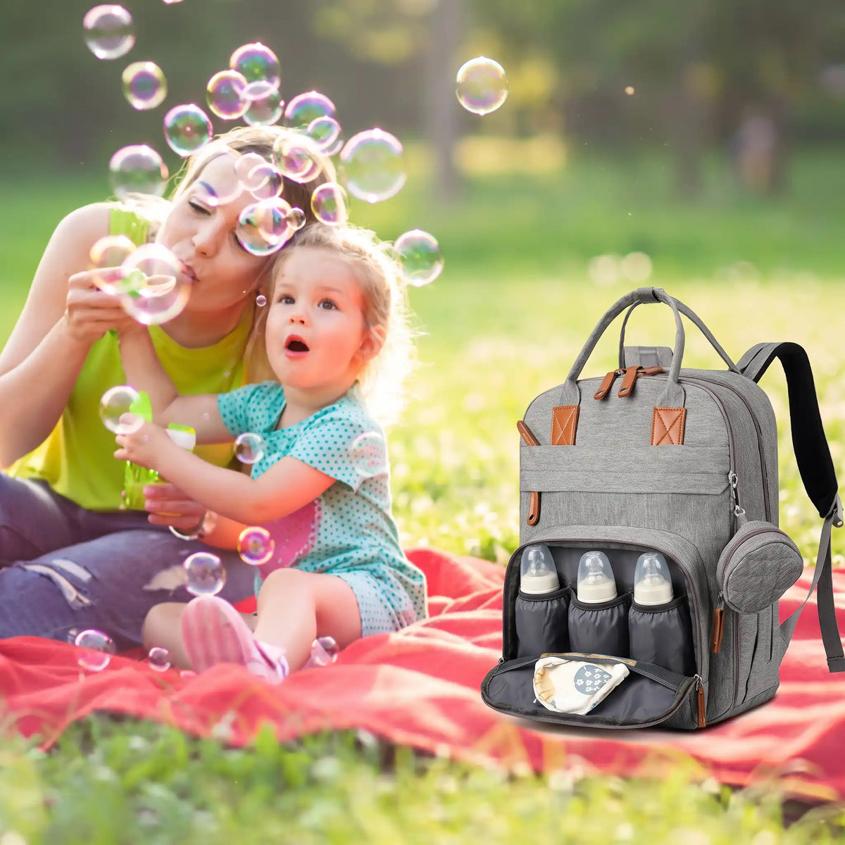 Maman bébé font bulles au parc sac a langer proche