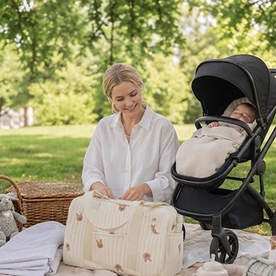Maman bébé pique nique avec sac à langer beige lapin