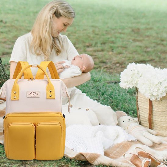 maman bébé pique nique avec sac à langer jaune