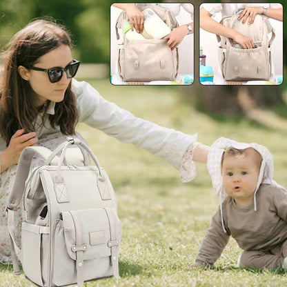 maman bébé sur gazon avec sac à langer blanc