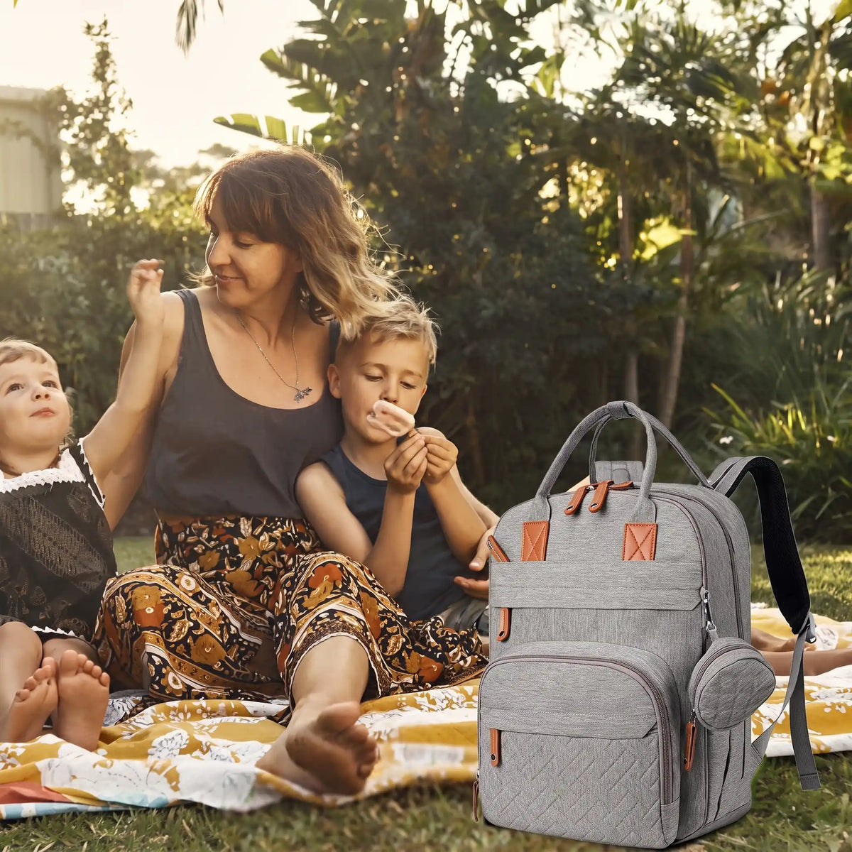 Maman deux enfants pique nique avec sac a langer gris