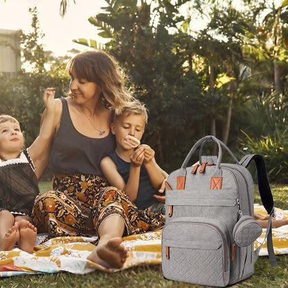 Maman deux enfants pique nique avec sac a langer gris