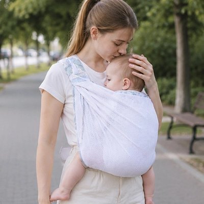 Maman en balade avec bébé dans écharpe de portage blanc