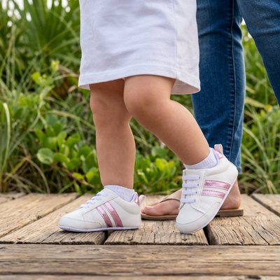 Maman en marche avec bébé porte chaussure bebe blanc rose