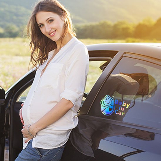 Maman enceinte en voiture avec auto collant bébés à bord