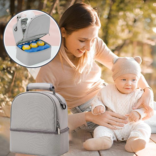 Maman et bébé au parc avec porte biberon gris pratique