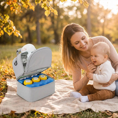 Maman et bébé au parc avec porte biberon gris pratique
