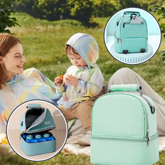 Maman et bébé au parc avec porte biberon vert pratique