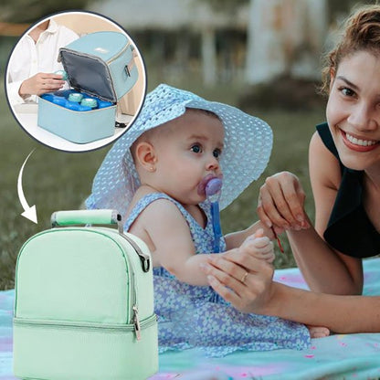 Maman et bébé dehors avec porte biberon vert pratique