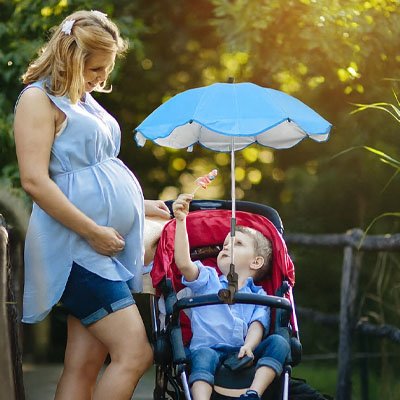 Maman et bébé en balade sous ombrelle pour poussette bleu