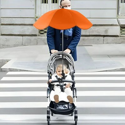Maman et bébé en balade sous ombrelle pour poussette orange