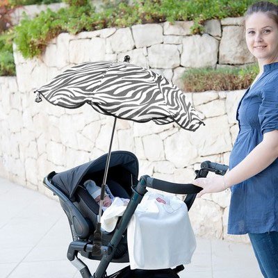 Maman et bébé en balade sous ombrelle pour poussette zèbre​ 