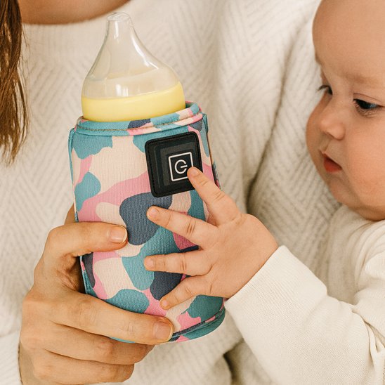 Maman et bébé tiennent chauffe portable biberon bicolore