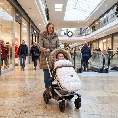 Maman fait courses avec bébé dans chancelière poussette beige ours