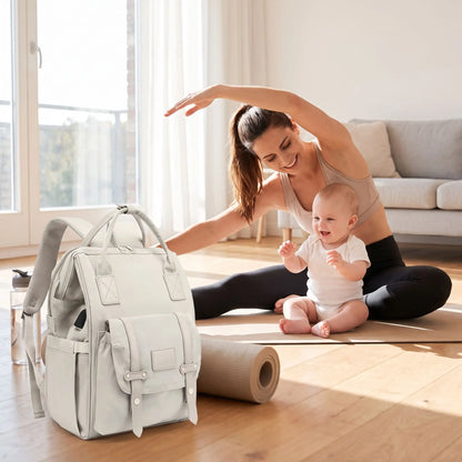 Maman fait sport avec bébé  près sac à langer