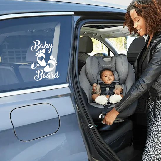 Maman installe bébé avec autocollant bébés à bord sur vitre