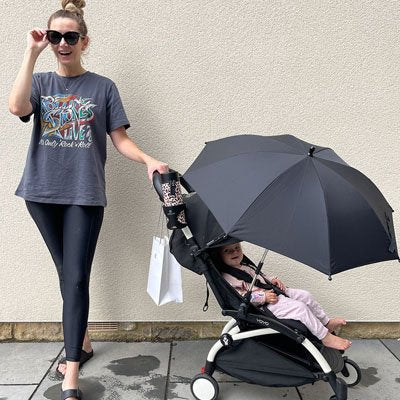 Maman mode shooting avec bébé sous ombrelle pour poussette​ 