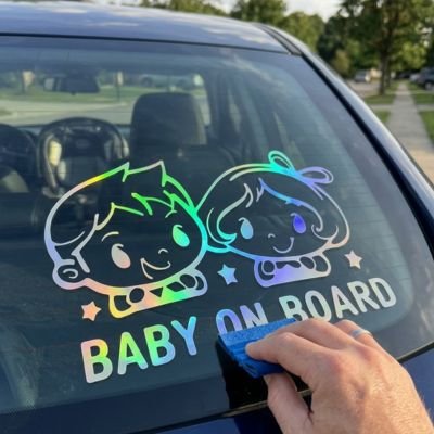 Maman nettoie bébés à bord​ twin en arrière voiture