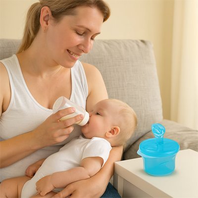 Maman nourrit bébé près boite doseuse lait bleu