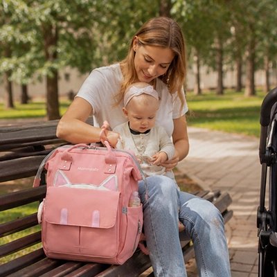 Maman ouvre sac  a langer a dos rose chat