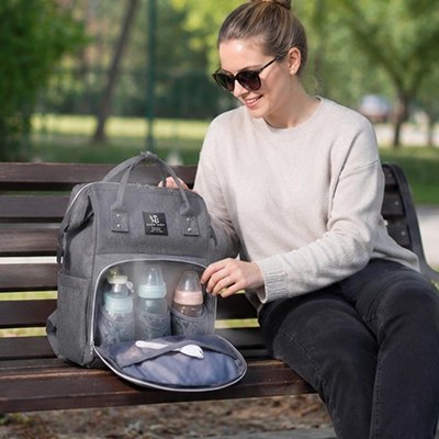 Maman ouvre sac a langer bleu dehors
