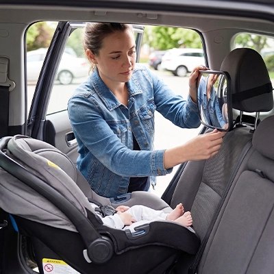 Maman place miroir voiture bébé dans voiture