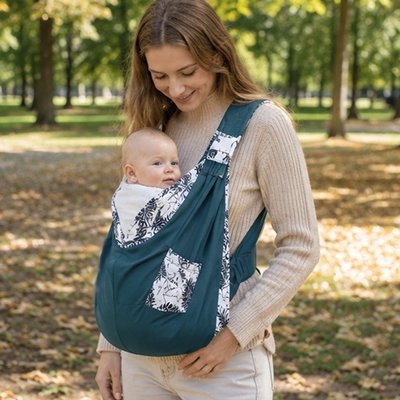 Maman porte bébé dans  écharpe de portage vert foncé