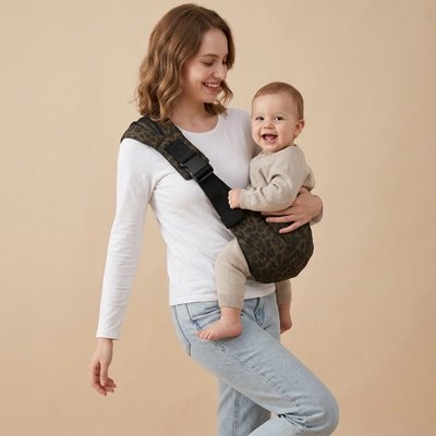 Maman avec bébé dans porte bebe model 1