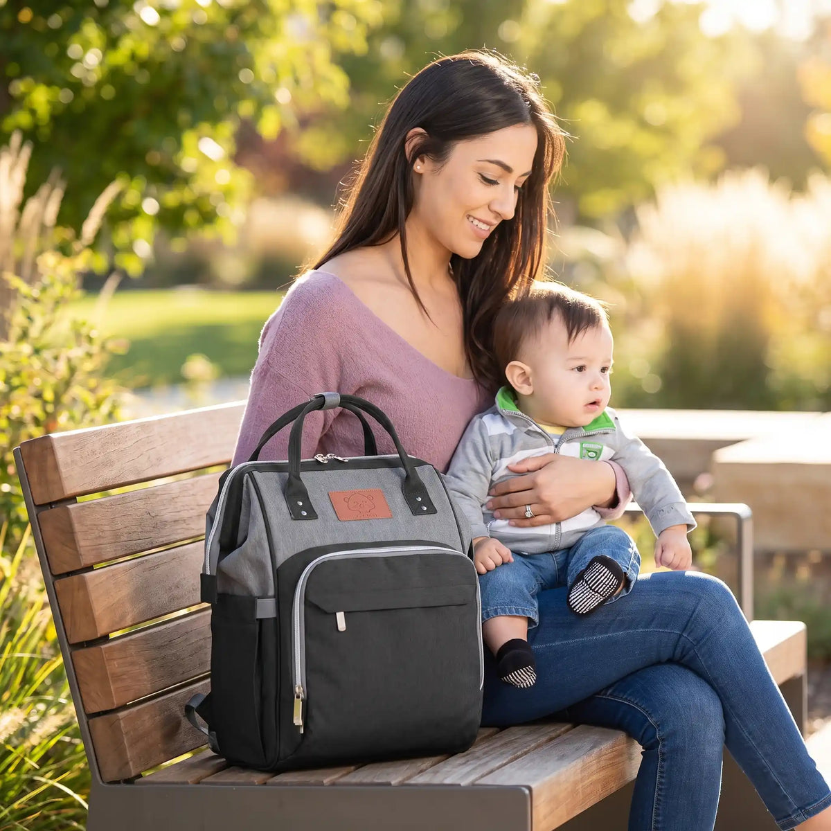 Maman pose sac a langer gris noir jean