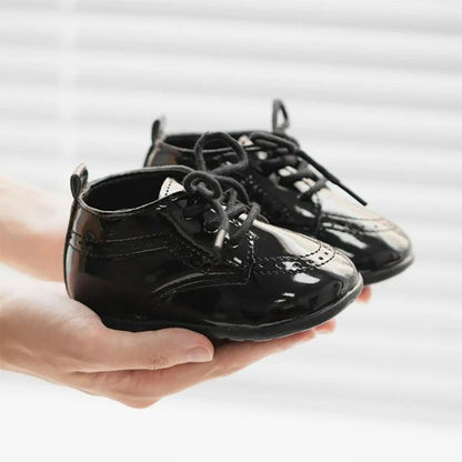 Maman présente chaussure bebe noir lacets