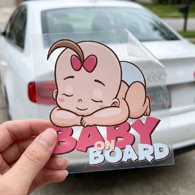 Maman présente autocollant bébé à bord chou