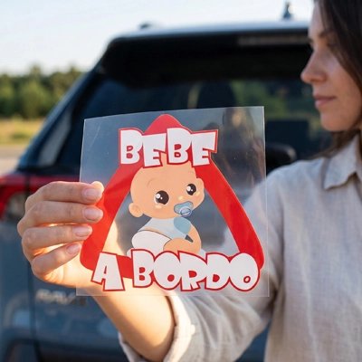 Maman présente autocollant bébé à bord mignon