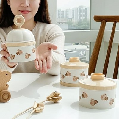 Maman présente boite doseuse lait pratique