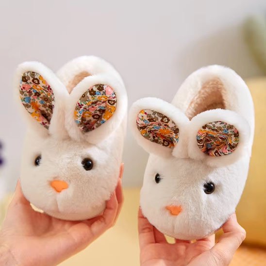Maman présente chausson bébé lapin rose